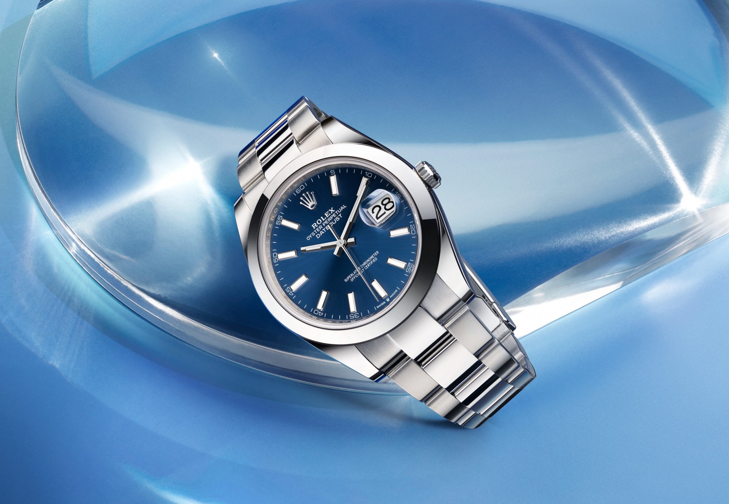 Datejust 41 in Oystersteel with blue dial against blue background